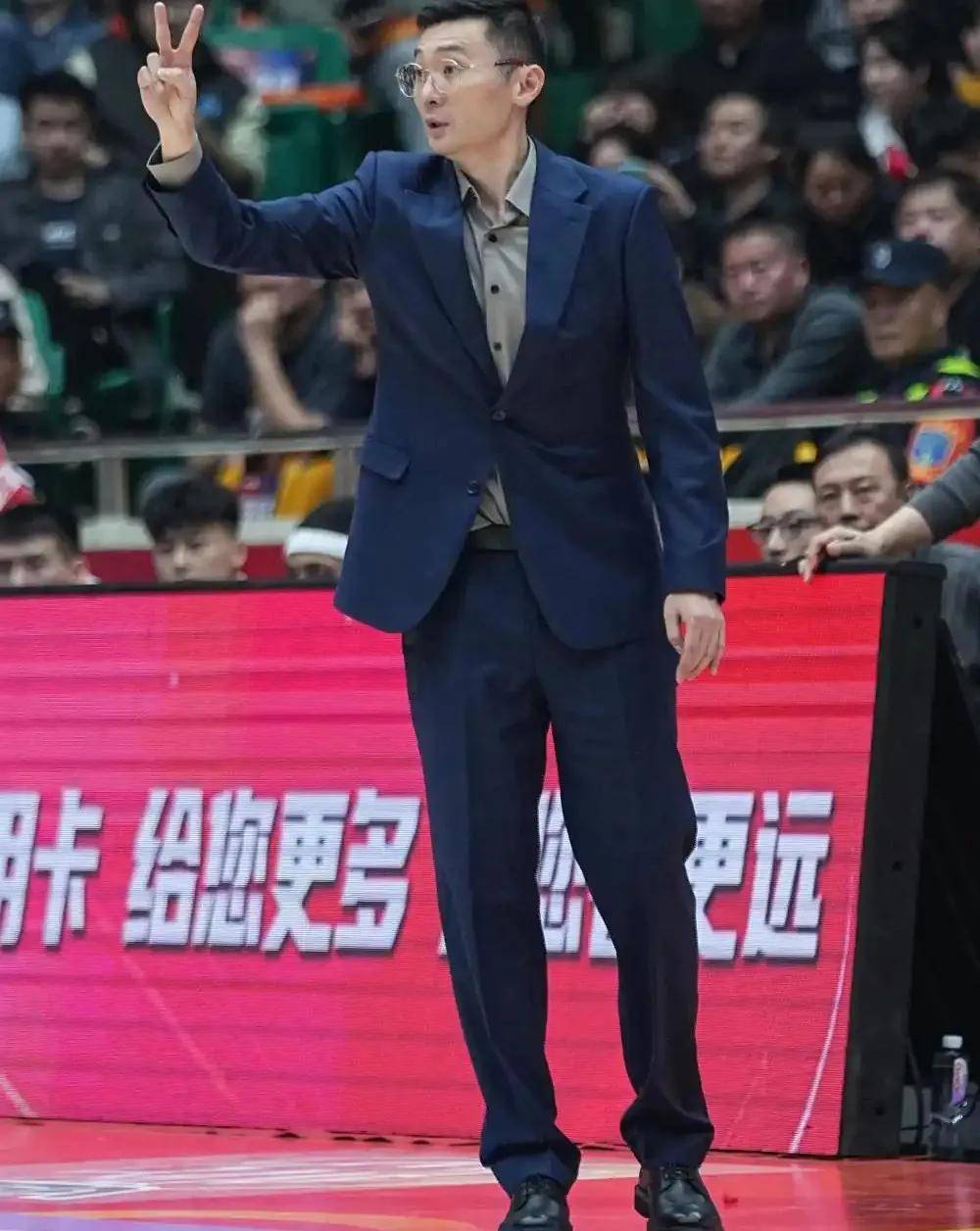 比赛局势复杂引发热议！，穆古鲁扎在日本队比赛中最后时刻胜出观众掌声雷动