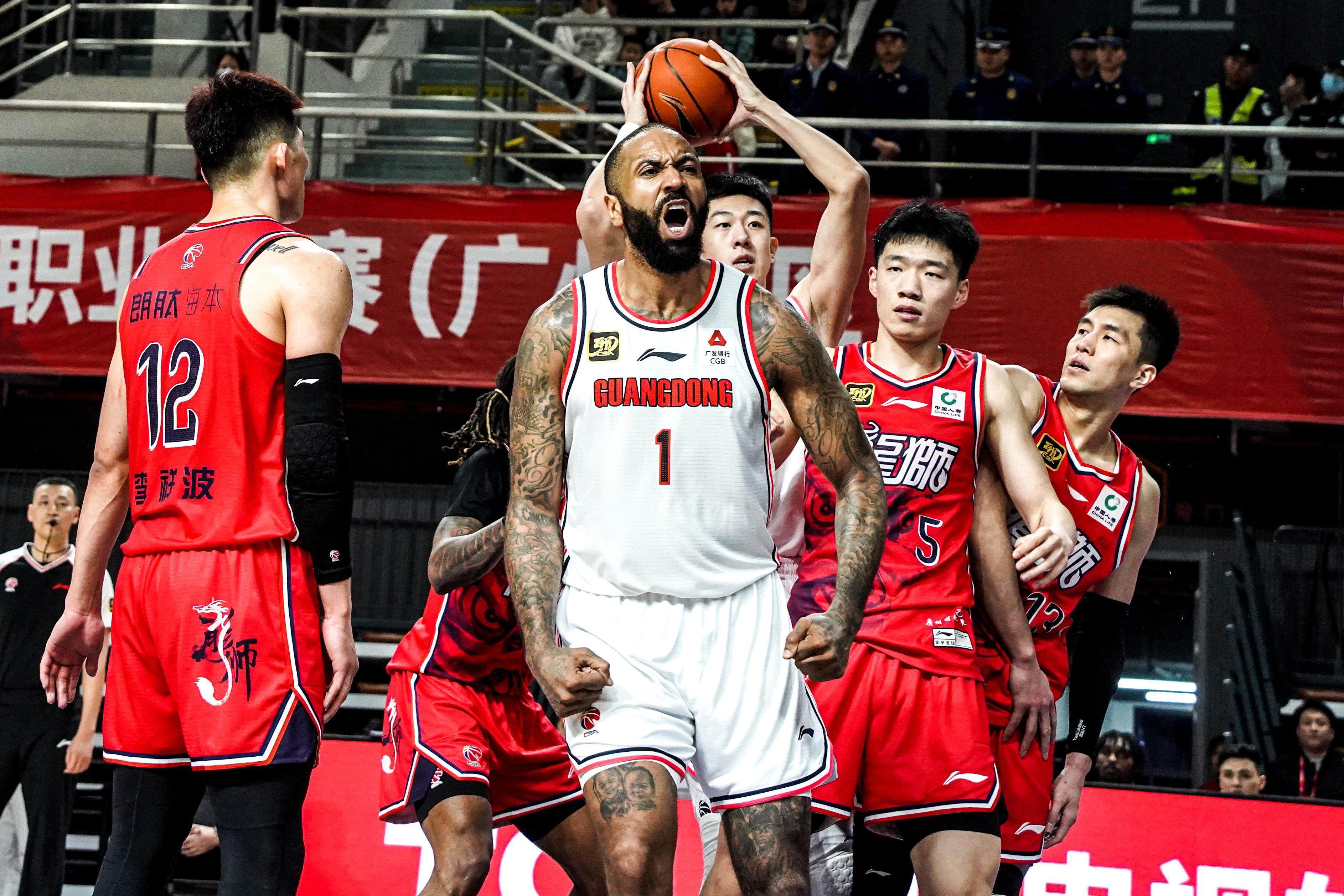 窗口期突围战来临；广州队围绕德甲回应争议；更衣室稳定；轮换策略成焦点的简单介绍