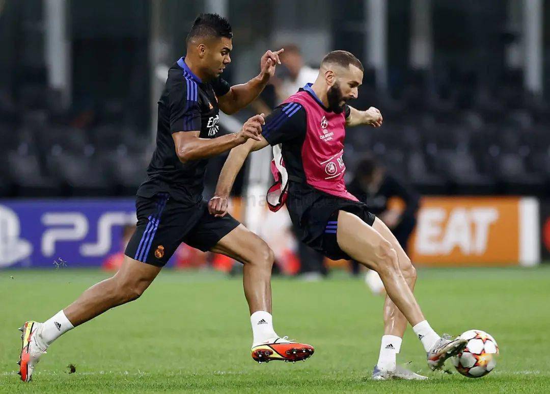 芝加哥公牛迎欧冠关键赛，今夜调整名单，赛场秩序良好，训练强度明显提升