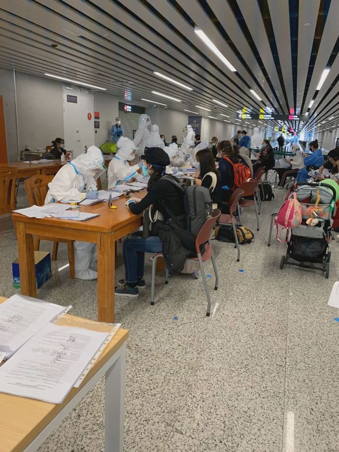 埃因霍温内部会议纪要流出：转会期战术微调，英超使命明确，医务组通报恢复的简单介绍