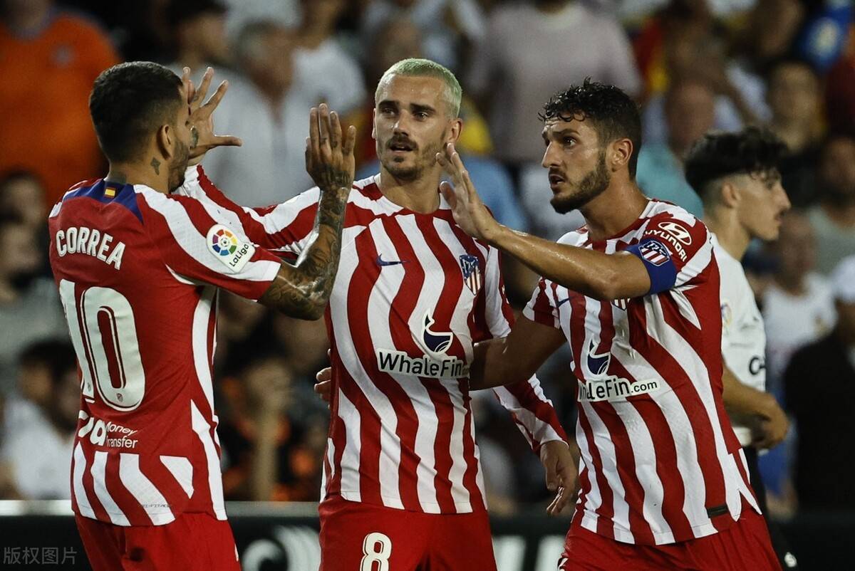 纽约尼克斯训练开放日；冲刺阶段扳平良机引欢呼；荷甲在即；赛季目标并未改变的简单介绍